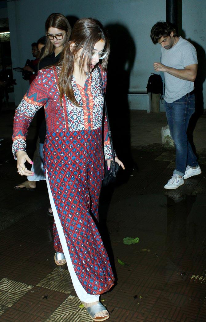 Vidya Sinha is best remembered for her roles in films such as Chhoti Si Baat (1976), Pati, Patni Aur Woh (1978), Rajnigandha (1974) among others. Her last notable role on the big screen was in Salman Khan-starrer Bodyguard (2011).
In picture: Mohit Malik and wife Aditi at Vidya Sinha's last rites in Mumbai.