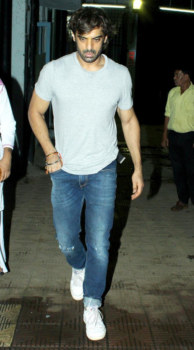 Veteran actress Vidya Sinha passed away on August 15 at the age of 71. She was admitted to Criticare Hospital on August 10, after she complained of breathlessness. She was last seen in the ongoing television show Kullfi Kumarr Bajewala. Mohit Malik and other cast members came in to pay their respects at her last rites in Mumbai. All pictures/Yogen Shah