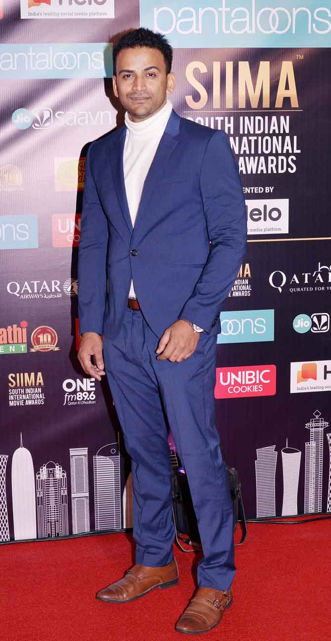 Dhananjay kept it simple, yet stylish, in a dark blue suit with a high-neck white t-shirt. 
 