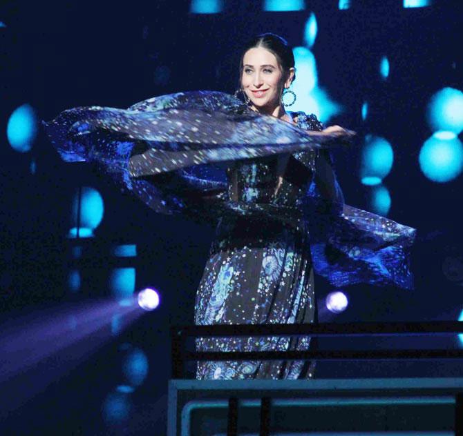 Karisma Kapoor was back on the sets of DID 7 for their Andaaz Apna Apna episode. The actress danced her way into people's hearts this time around too.
