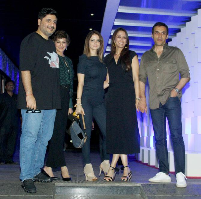 Sonali Bendre and Goldie Behl seemed to be out on a dinner outing with Sussanne Khan, Gayatri Joshi and Joshi's husband Vikas Oberoi. 