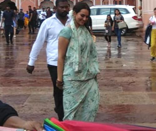 Sonakshi Sinha looked pretty in her turquoise blue saree for her character Rajjo, who is the wife of Salman Khan's on-screen character Chulbul Pandey. As she was shooting for the film, Sona had to miss Rakshabandhan back home with brothers Luv and Kush Sinha.