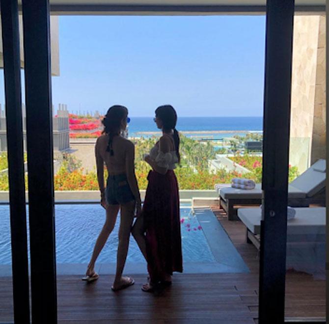 Pictured: Shanaya Kapoor and Khushi Kapoor pose for a silhouette click!