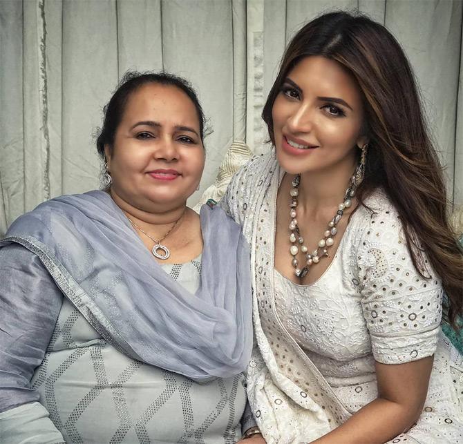 Shama Sikander was born in Rajasthan. When Shama Sikander was 10, her family moved to Mumbai, where she lived with her siblings. Shama enrolled in the Roshan Taneja School of Acting in Mumbai in 1995.
In picture: Shama Sikander with her mother.