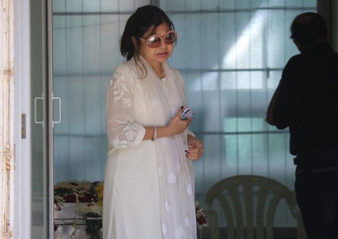 Alka Yagnik also came in to pay her respects to late music composer Khayyam at his residence in Juhu.