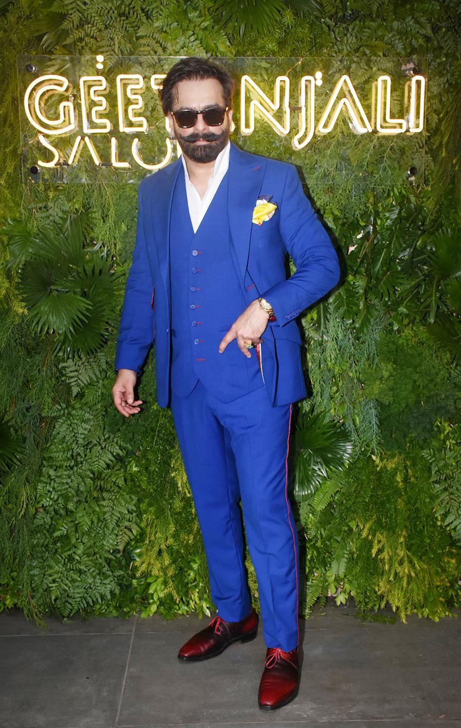 The Gur Naalo Ishq Mitha fame, Jas Arora suited up to attend the salon launch event hosted in Juhu, Mumbai.