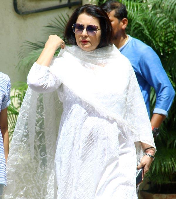 The funeral of the National Award-winning music director will take place on Tuesday evening, August 20, with full state honours, an aide said. Khayyam's mortal remains have been kept at his Juhu home for people to pay their last respects.
In picture: Veteran actress Poonam Dhillon arrives to pay her last respects to Khayyam at his Juhu residence.