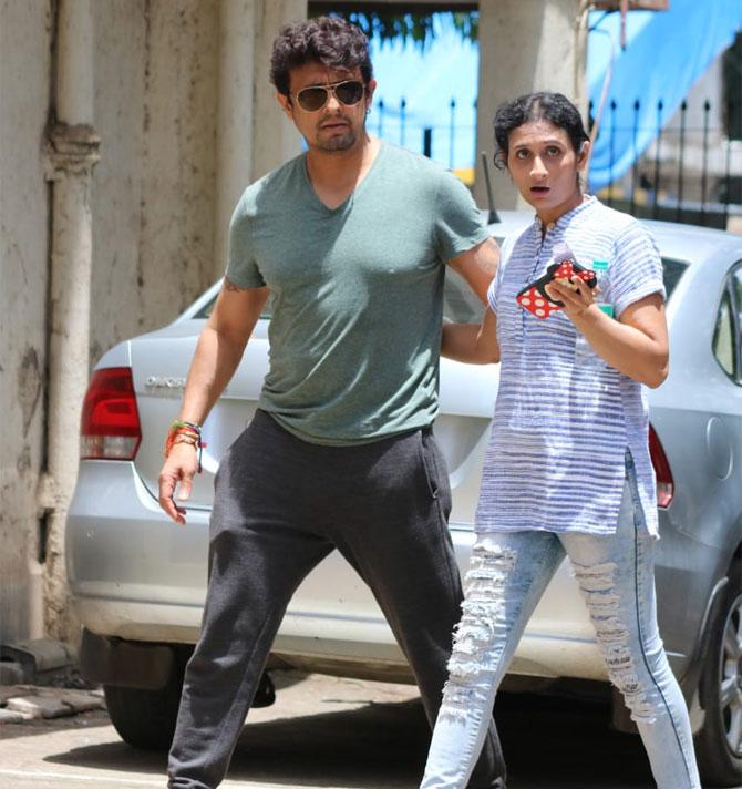 Sonu Nigam, who visited the hospital in which Khayyam was kept last night (August 19), also came in to pay his respects to Khayyam at his Juhu residence.