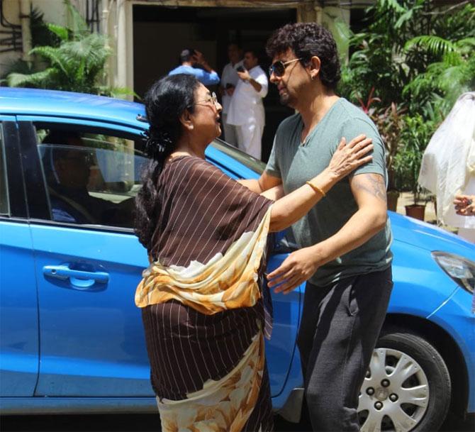 Sonu Nigam greets Tabassum at Khayyam's residence in Juhu.