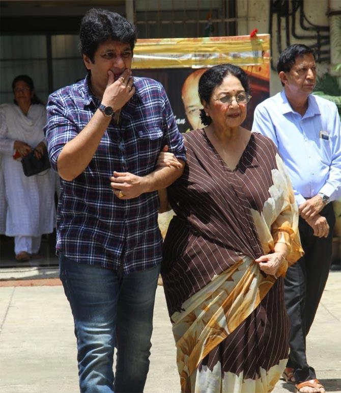 Popular TV presenter Tabassum, who is rarely spotted in public, came in to pay her respects to Khayyam at his Juhu home.
