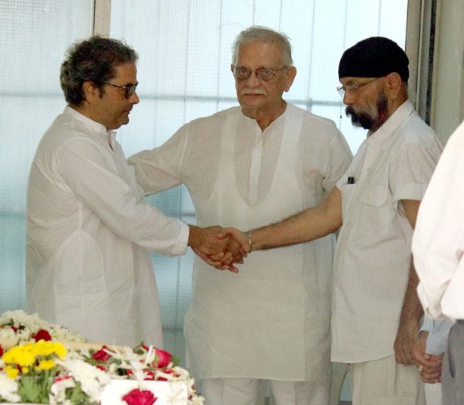 At the tender age of 17, Mohammed Zahur Khayyam Hashmi, better known as Khayyam, began his career in music from the city of Ludhiana. He got his first big break in blockbuster Umrao Jaan through which he made his permanent place in the Hindi film industry.
In picture: Vishal Bhardwaj, Gulzar and music director Uttam Singh at Khayyam's residence in Juhu.