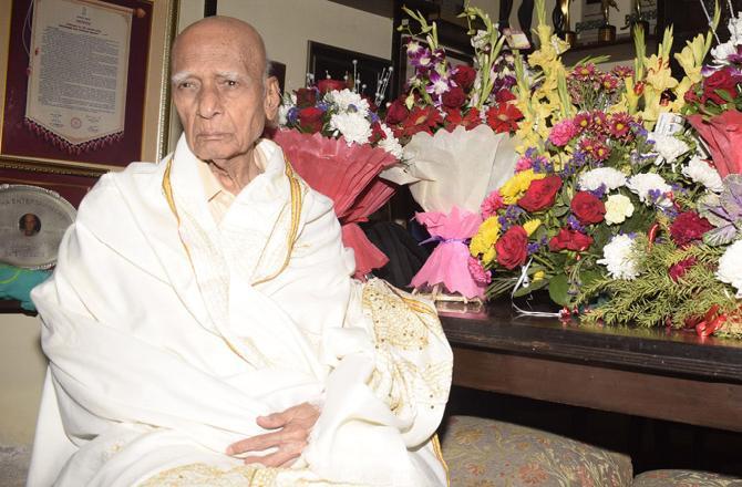 Khayyam Sahab also gave music to the late Meena Kumari's album, 'I Write, I Recite' featuring 'nazms' (poems) sung by her. In picture: Khayyam sahab's 92nd birthday celebration.