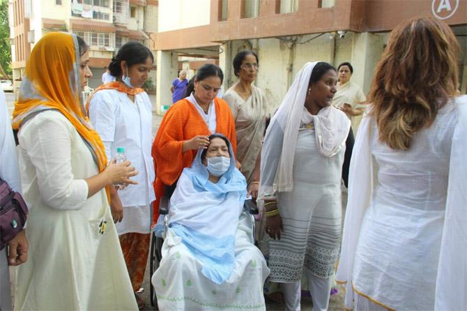 The funeral of National Award-winning music director Mohammed Zahur Hashmi, known as Khayyam was performed at Four Bungalow Kabrastan on Tuesday - August 20 - evening with full state honours. Khayyam's mortal remains were kept at his Juhu home to enable people to pay their last respects to the legendary composer who passed away aged 92 late on Monday.
In picture: Khayyam's singer wife Jagjit Kaur mourning the death of her husband.