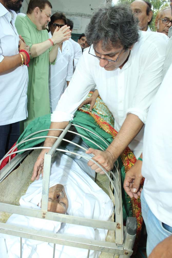 Khayyamji was admitted to Sujay Hospital in suburban Juhu a few days ago owing to breathing issues and other age-related illnesses. He died at around 9.30 pm on August 19.
In picture: Popular ghazal singer Talat Aziz pays last respects to Khayyam Sahab. Earlier in the day, he also detailed his relationship with the late composer and said, 