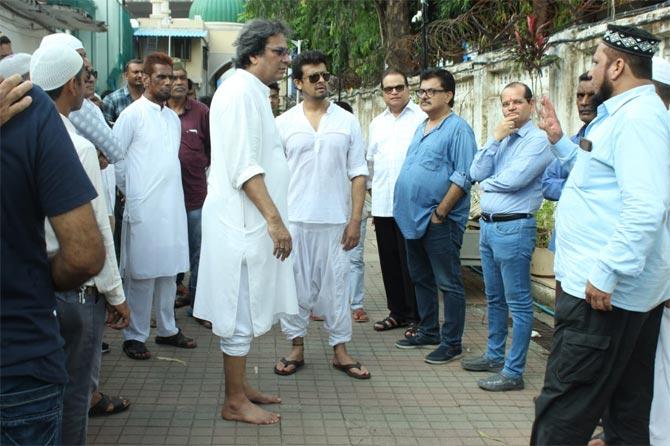 Talat Aziz, Sonu Nigam, producer Ramesh Taurani, Ashoke Pandit were among the celebrities who attended the last rites of Khayyam Sahab.