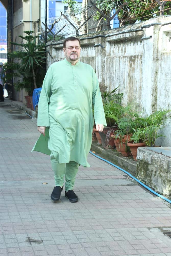 In an era when orchestra pop reigned, Khayyam was what many in Bollywood referred to as an artiste of refined expertise. In picture: Veteran singer Nitin Mukesh too attended the last rites of Khayyam Sahab.
In picture: Nitin Mukesh came in to pay his respects to Khayyam Sahab.