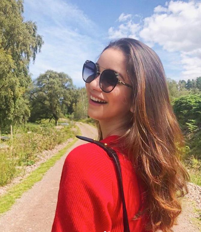 Sara Tendulkar is the daughter of legendary cricketer Sachin Tendulkar and Anjali Tendulkar. She was born on October 12, 1997, in Mumbai.
Sara Tendulkar posted this picture of her stroll in the England countryside on a sunny afternoon.