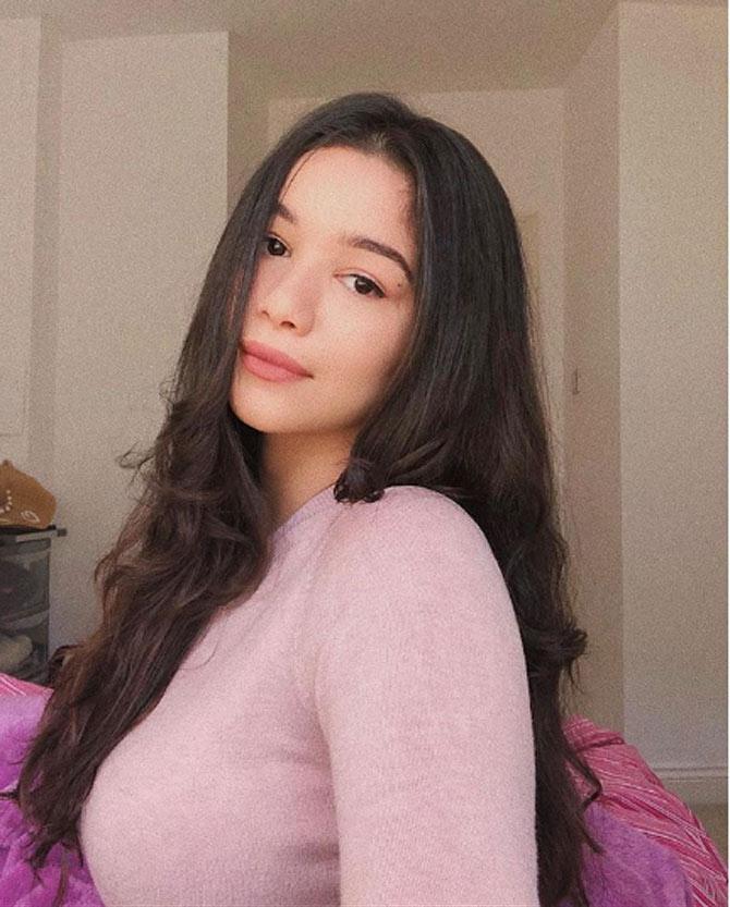 Another interesting trivia - Sachin Tendulkar was gifted a champagne bottle when he started playing for India, but could not open it as he was not 18 years old at that time. On Sara Tendulkar's 18th birthday, that bottle was finally opened.
Sara Tendulkar looks elegant in a pink top