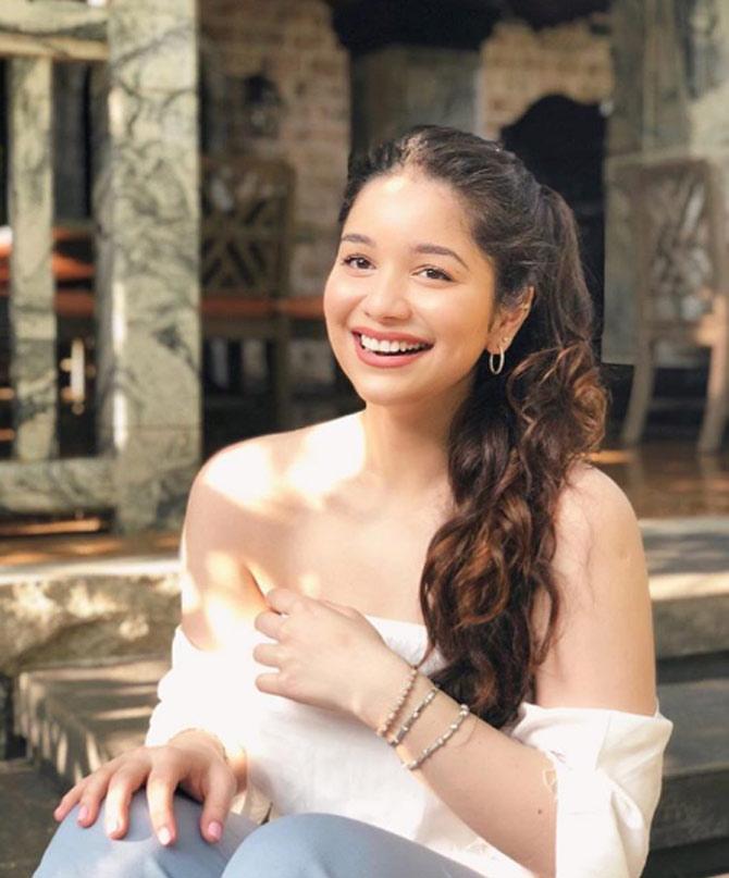 According to rumours, the Bollywood fraternity was vouching for Sara Tendulkar to become an actress.
Sara Tendulkar is smiling away in this shoulder-less top.