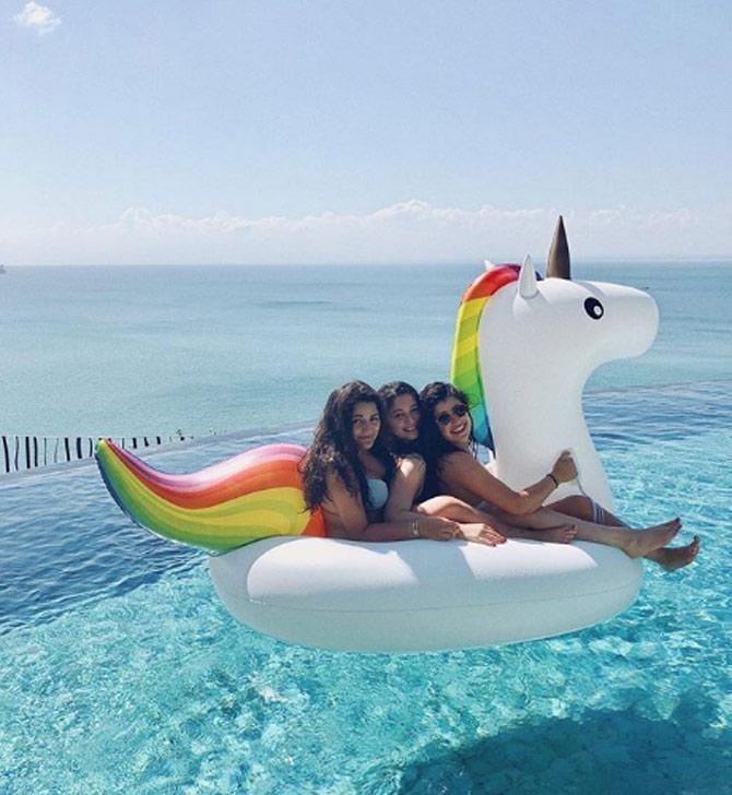 Sara Tendulkar enjoys a day out with her besties on the beach. She captioned this picture, 