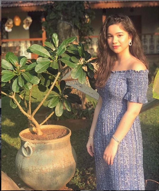 Sara Tendulkar glow in this picture where she is wearing a blue dress and enjoying the sun.