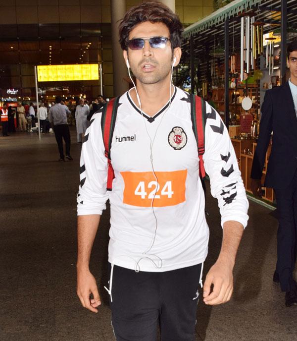 Recently, Kartik Aaryan flew to Bangkok to surprise Sara Ali Khan on her birthday. Sara was shooting for Coolie No 1 with Varun Dhawan. They went on a dinner date post the shoot.