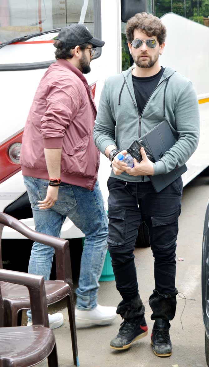 Neil Nitin Mukesh was also spotted on sets of The Kapil Sharma Show. Neil was on the show promoting his upcoming film Bypass Road. The New York actor looked dashing in his black t-shirt, trousers, and a grey jacket. The movie marks his brother Naman Nitin Mukesh debut as a Bollywood director.