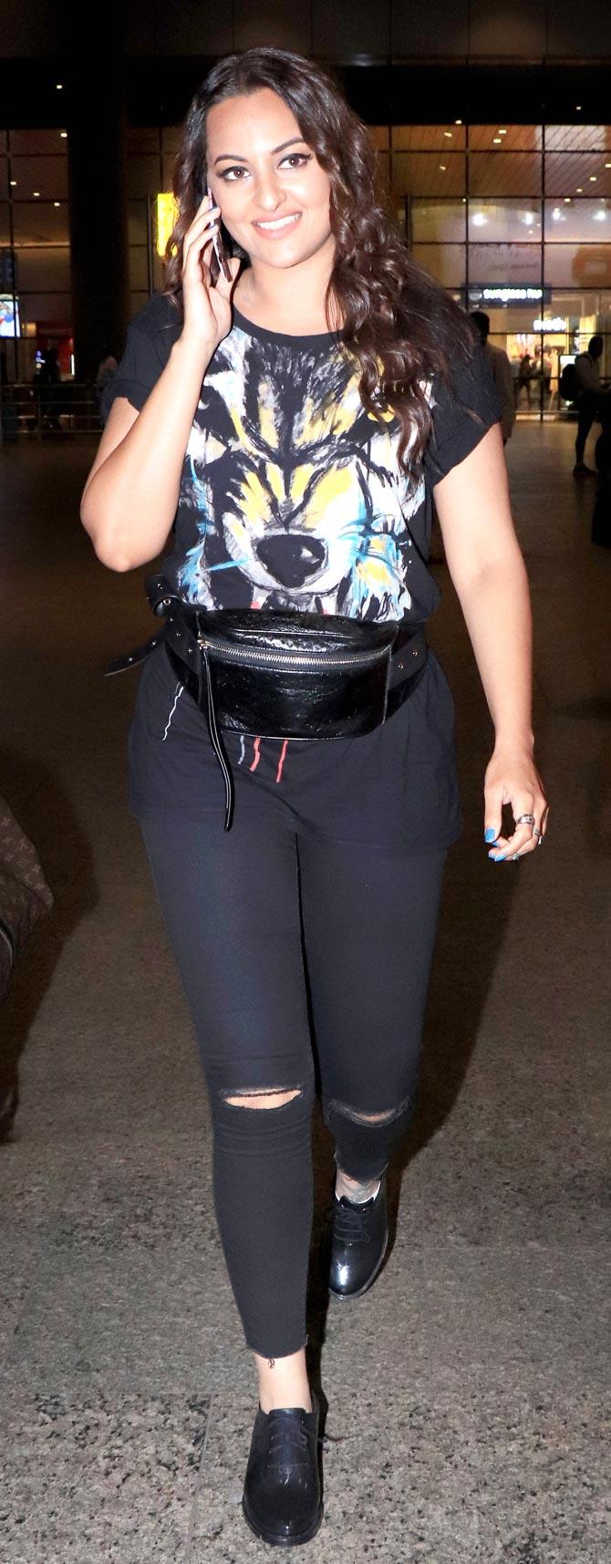 Sonakshi Sinha was also spotted at the Mumbai airport. Sona sported a black printed tee, distressed black denim and a fanny pack. The actress was last seen in Mission Mangal alongside Akshay Kumar, Vidya Balan.