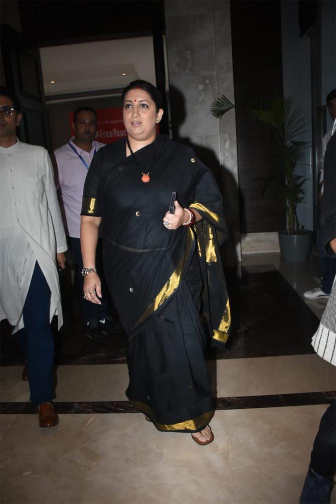 Smriti Irani completed her ethnic saree look with dewy make-up, a hint of kohl eyes and tied her hair in a neat sleek bun. Smriti rocked the ethnic look with ease and comfort.