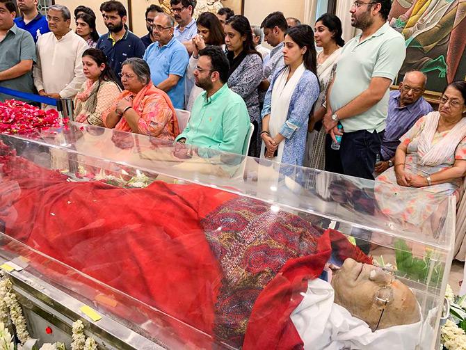 Prominent politicians and leaders across parties visited the residence of late Arun Jaitley to offer their condolences and pay their last respects to one of the most outstanding parliamentarians and intelligent leaders of the nation