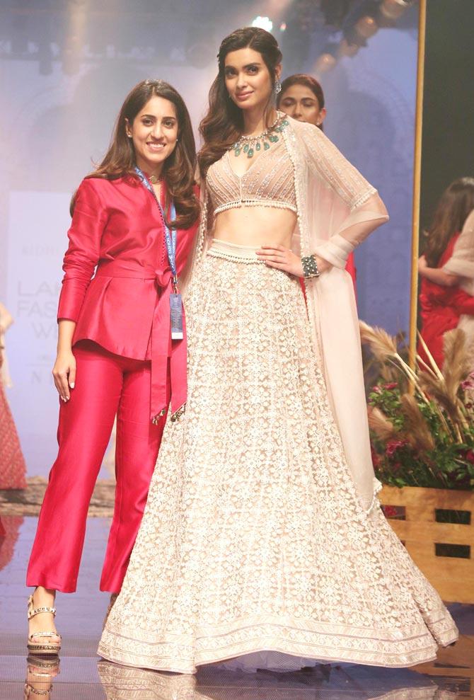 Ridhi Mehra launched her latest collection 'An Ode to Heirlooms' at LFW 2019. The collection combined Gujarati and Kashmiri cultures and aesthetics, celebrating the exquisite and delicate craftsmanship of both. 