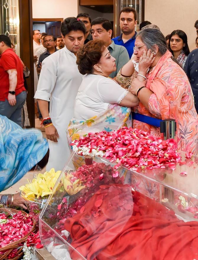 Congress leader Jyotiraditya Scindia came along with his family to pay tributes to former Finance Minister and BJP leader, late Arun Jaitley. Scindia's mother Madhavi Raje Scindia was seen consoling former finance minister and BJP leader Arun Jaitley's wife Sangeeta Jaitley