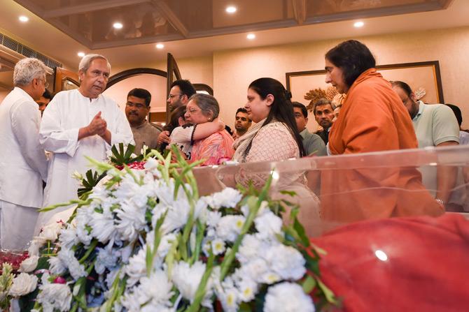 Odisha Chief Minister Naveen Patnaik pays homage to former Finance Minister and BJP leader Arun Jaitley at his residence in Greater Kailash, New Delhi
