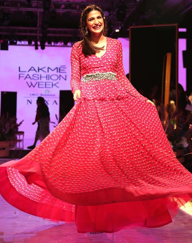 Aahana Kumra twirled in her hot pink embellished outfit on the LFW ramp. The actress looked excited and happy to be walking the ramp.