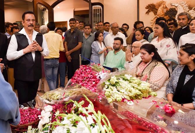 Sahara India Pariwar Chairman Subrata Roy pays his last respect to former Finance Minister and BJP leader, late Arun Jaitley as veteran BJP leader LK Advani looks on
