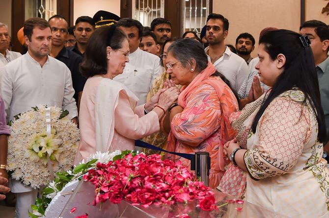 The interim president of the Congress party, Sonia Gandhi also paid homage to the mortal remains of former Finance Minister and BJP leader Arun Jaitley. Sonia Gandhi was also seen consoling Sangeeta Jaitley, wife of late, Arun Jaitley as Rahul Gandhi, standing with a wreath looks on