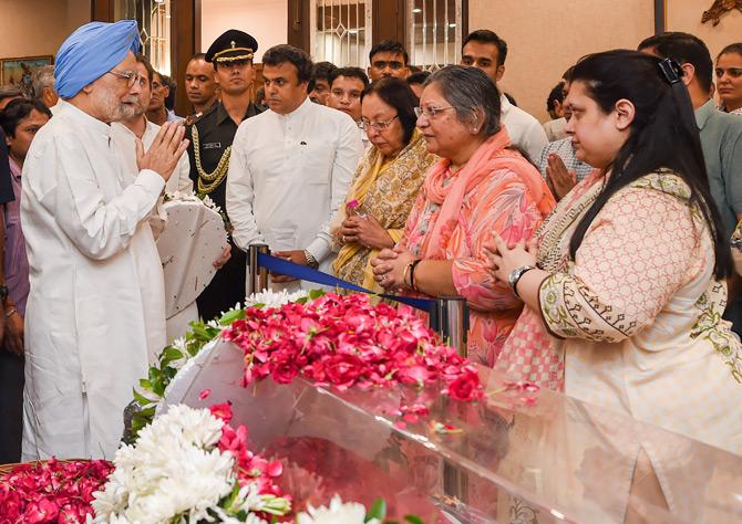 Former Prime Minister and Member of Rajya Sabha, Dr. Manmohan Singh pays tribute to former Finance Minister and BJP leader, late Arun Jaitley. Earlier in the day, Singh wrote a condolence letter to Jaitley's wife, Sangeeta Jaitley and said that the Jaitley was a great orator and an outstanding parliamentarian. He also said that the country has lost a great leader who always worked for the betterment of society