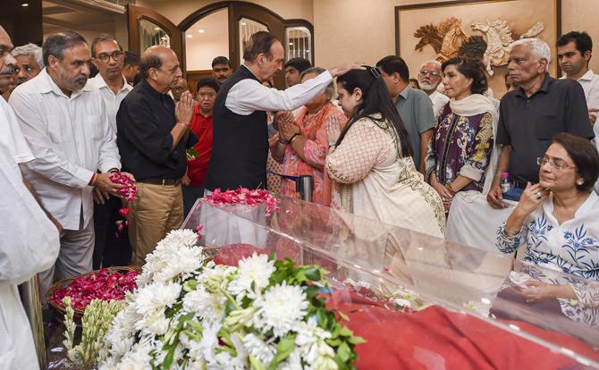 In pic: Senior Congress leader Ghulam Nabi Azad consoles the family members of former Finance Minister and BJP leader, late Arun Jaitley at his residence in Greater Kailash, New Delhi