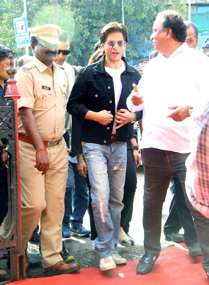 Shah Rukh Khan visited Bandra station to inaugurate a postal envelope with a photograph of Bandra on its cover. The event was organised by local MLA Ashish Shelar, who had invited Khan as the chief guest to inaugurate the cover.