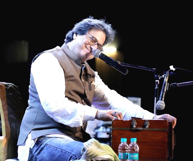 Popular ghazal singer Talat Aziz also attended the event celebrating Khayyam Saab's musical genius. 