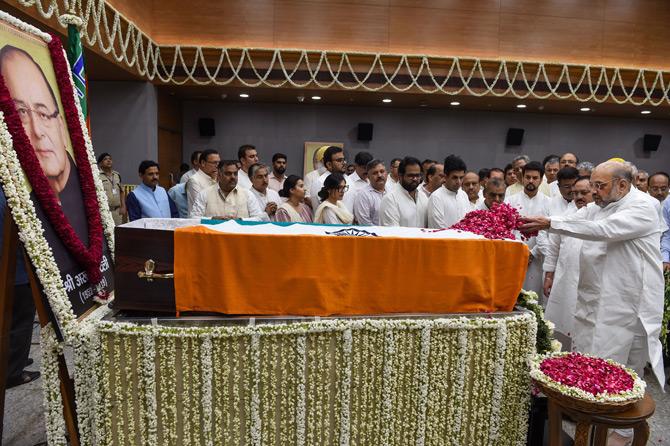 Former Finance Minister and veteran BJP leader Arun Jaitley passed away due to prolonged illness at the All India Institute of Medical Sciences (AIIMS) in New Delhi. Jaitley, who was regarded as the Chanakya of politics was 66 years old and is survived by his wife and two children. The politician was cremated with state honours at in Nigambodh Ghat New Delhi.
In pic: Home Minister Amit Shah pays his last respects to the mortal remains of BJP leader and former Finance Minister Arun Jaitley at BJP headquarters