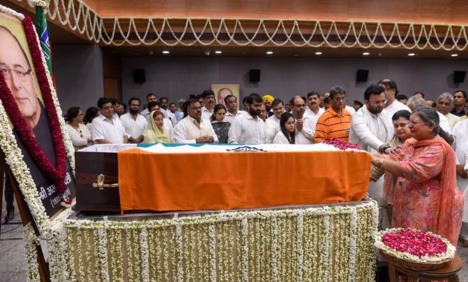 In pic: Former Finance Minister Arun Jaitley's wife Sangeeta Jaitley and daughter Sonali Jaitley Bakhshi gets emotional while paying their last respects to the late BJP leader, Arun Jaitley