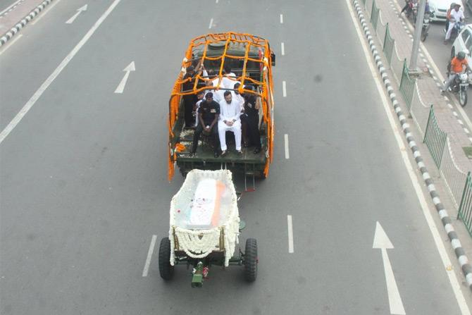 In Pic: The mortal remains of India's former Finance Minister Arun Jaitley being taken from the BJP headquarters to the Nigambodh Ghat for the last rites