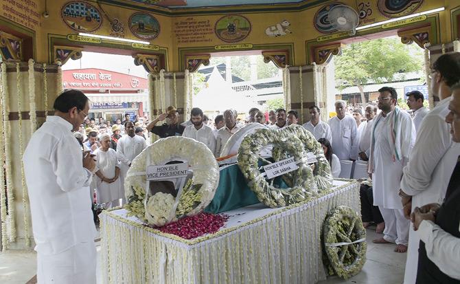 Vice President Venkaiah Naidu got emotional while paying his last respects to the mortal remains of former Finance Minister, late Arun Jaitley before his last rites at Nigam Bodh Ghat in New Delhi