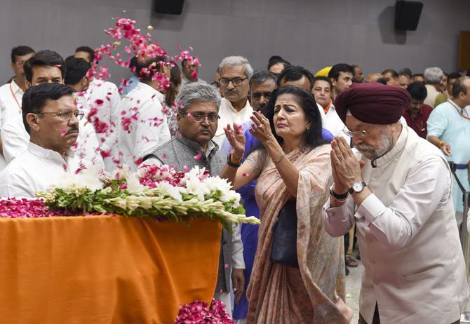 In pic: Punjab Chief Minister Amarinder Singh pays homage to the mortal remains of former Finance Minister and BJP leader, late Arun Jaitley at BJP headquarters in New Delhi before his body is taken for the final rites