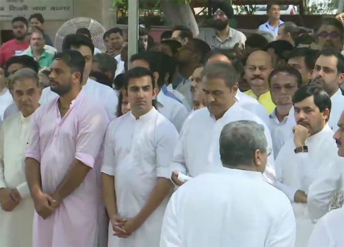 BJP veteran LK Advani, Vice President Venkaiah Naidu, Home Minister Amit Shah, Union ministers Nirmala Sitharaman, Smriti Irani, Anurag Thakur, and Congress leaders Jyotiraditya Scindia and Kapil Sibal were among those present at the cremation ground. Chief ministers of Maharashtra, Karnataka, Gujarat, Bihar, and Uttarakhand were also present for the last rites of former Finance Minister and BJP leader, late Arun Jaitley