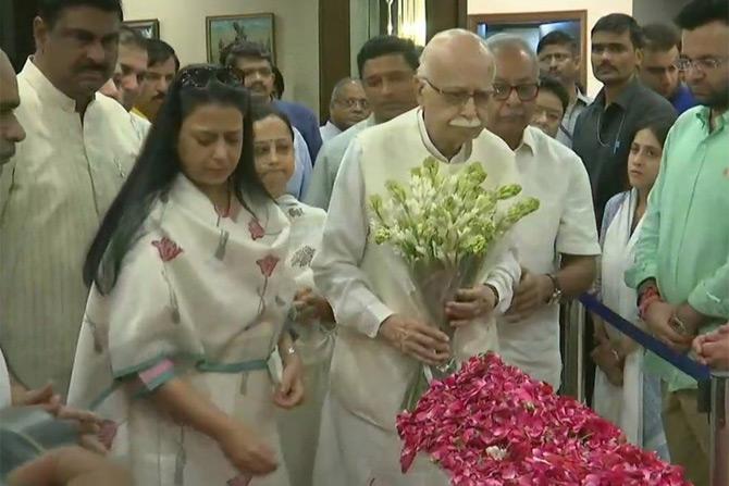 Senior BJP leader and veteran politician LK Advani walked in along with his daughter Pratibha Advani to pay tributes to former Finance Minister and BJP leader Arun Jaitley at his residence in New Delhi
