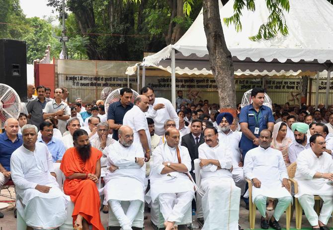 In pic: Vice President Venkaiah Naidu, Defense Minister Rajnath Singh, Home Minister Amit Shah, Yoga Guru Baba Ramdev, and other notable dignitaries attend the last rites of former Finance Minister and BJP leader, late Arun Jaitley at Nigam Bodh Ghat, New Delhi. Pic/Pallav Paliwal