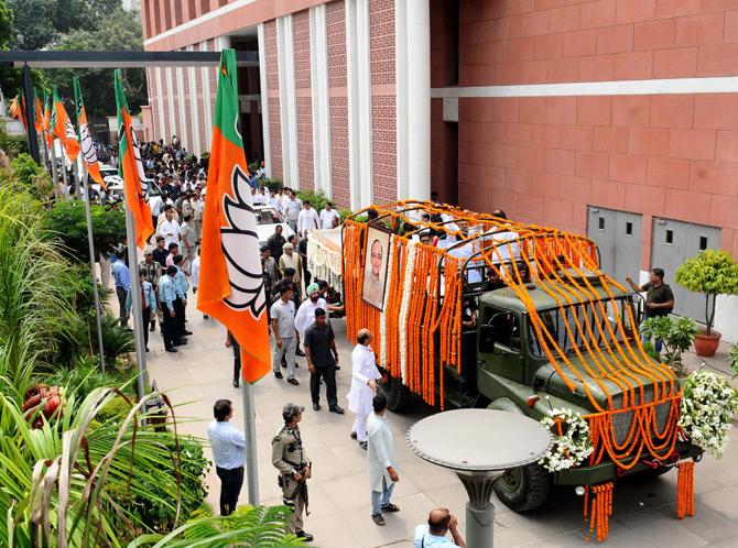 An Indian army vehicle carrying the coffin with the body of former Finance Minister Arun Jaitley arrives at the Bharatiya Janata Party (BJP) headquarters in New Delhi. Pic/Pallav Paliwal
