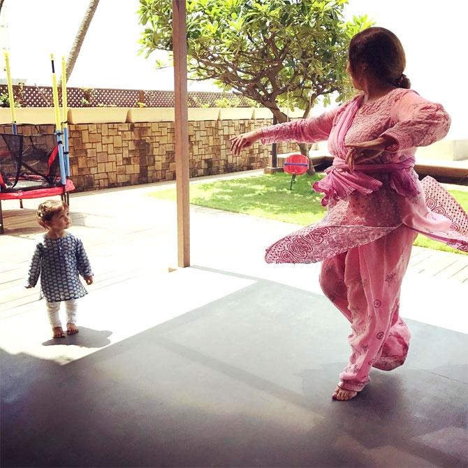 Shahid Kapoor's mother Neelima Azim with her granddaughter Misha Kapoor. Neelima, who is a Kathak dancer who trained under Pandit Birju Maharaj, also apparently trains the little one. Mira Kapoor shared this photo on Instagram and captioned it: Guru Shishya Parampara!
Says it all, don't you think?